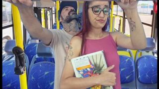 Tini puncit megbassza egy idegen a nyilvános buszban