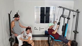Exkluzív! asszony alaposan megbassza férjét hátulról az edzőteremben!