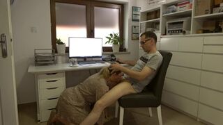 Titkárnő kávét hoz az irodába, majd alaposan meglovagol a szűk puncijával, arcra élvezés