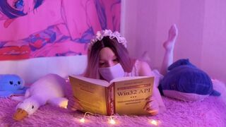 Apró tini bigét teleélvezik a tökéletes seggén