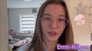 Kinti spriccelés! 18 éves vékony tini reszeli nagy punciját a szabadban, amíg el nem élvez