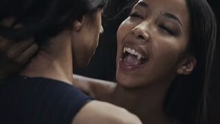 Ebony Vampire Mistress Lia Lin elcsábít egy latina méretes csöcsű tini sunát a Vampired kemény domina játékában
