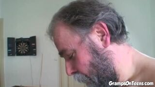 Tini vörös hölgyemény cidázza és lovagol a nagypapa farkán