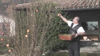 Gyönyörű világos szőke tini amatőr popóba tolva és szájba lőve nagy farasszal