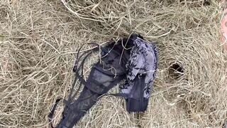 Méretes seggű vén nő cumizza a paraszt farkát a disznóólban