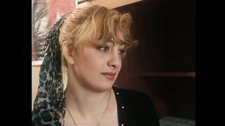 Világos Szőke nagymellű csajok szőrös spinét szopnak méretes farokkal retro jelenetben
