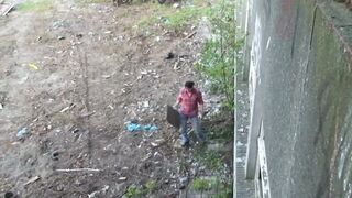 Krissy Kage barna hajjal rendesen rakva az elhagyott épületben