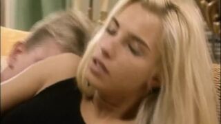 Timea Margot méretes kárót kap a retro Lover's Lane legelső epizódjában